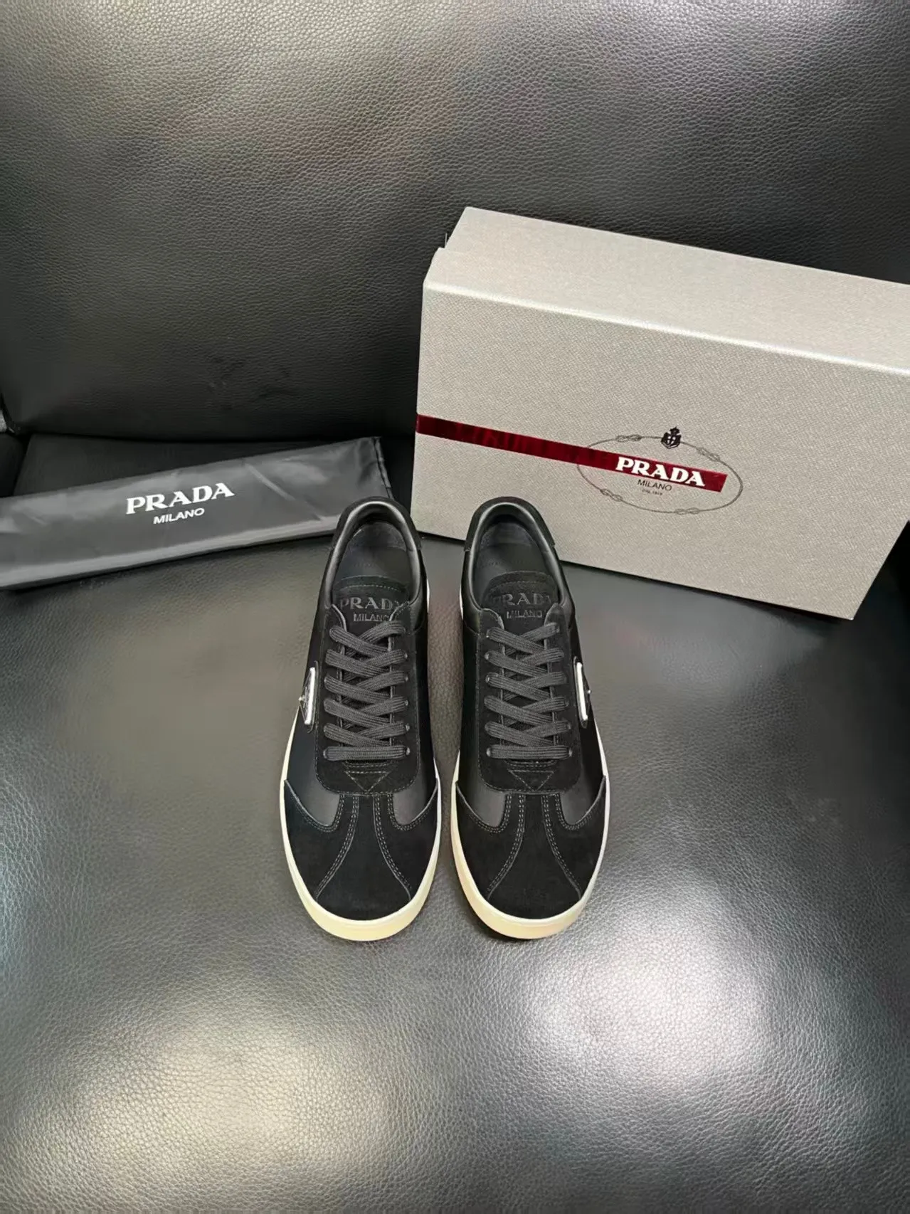 P380 38-45 Prada Prada’s new men’s leather sneakers, the highest version on the market, any comparison is welcome🆚! The original leather has excellent texture and is super high-end! Fetal sheep net lining imported from Italy, removable pad! Luxurious materials and fine workmanship, highly recommended! No. 058
